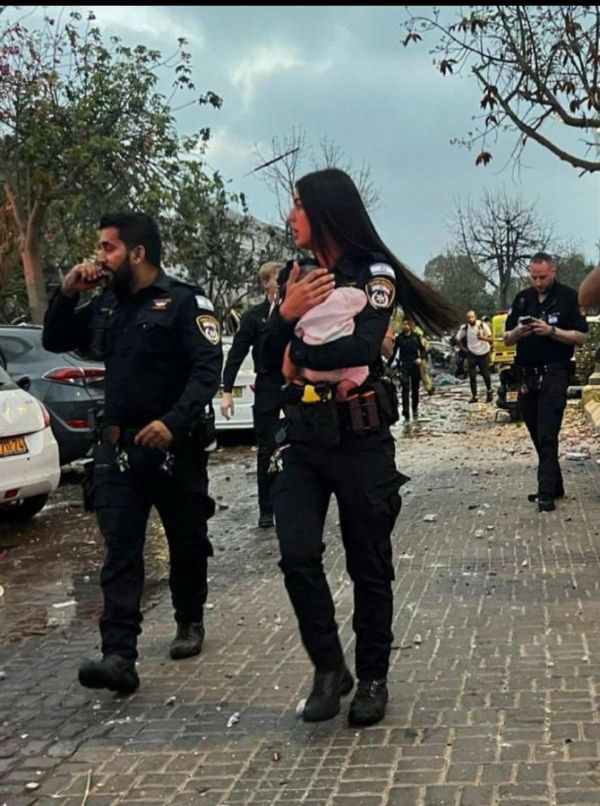 השוטרת אביב סרגה, תינוקת שחולצה מההריסות [צילום: דביר מור, משטרת ישראל]