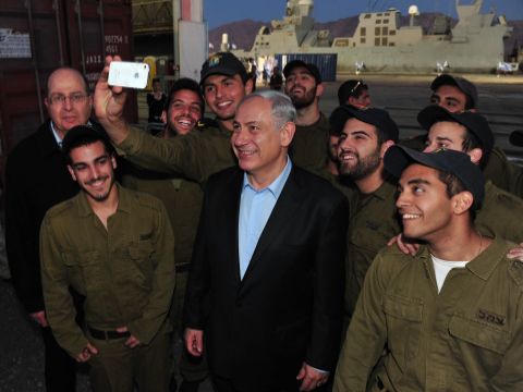 סלפי עם נתניהו ויעלון [צילום: אריאל חרמוני]