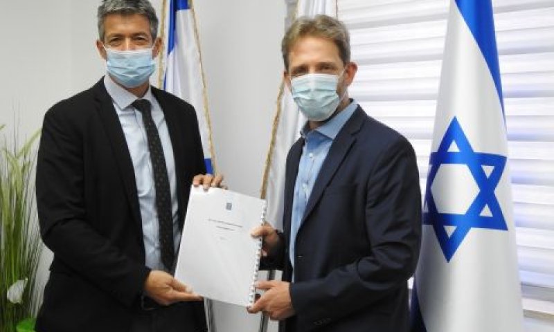 פולקמן מגיש להנדל את הדוח. "מה יקרה אם חגי ישראל ייעלמו מהמסך?" [צילום: משרד התקשורת]
