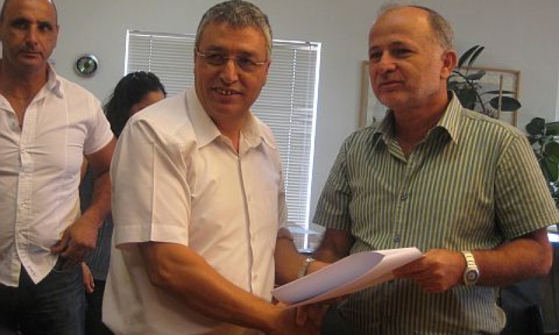 שקלאר ויעקובי במעמד חתימת ההסכם, היום [צילום: יח"צ]