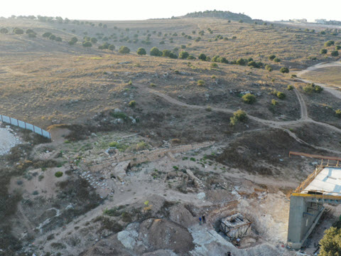 מקווה הטהרה בתהליך ההעתקה בצומת המוביל [צילום: עבד איבראהים]