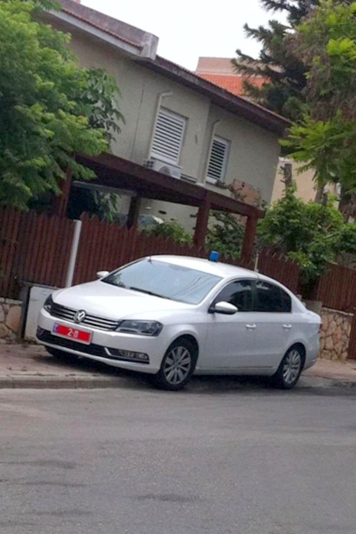 רכבו של הסמפכ"ל חונה בניגוד לחוק [צילום: פנחס פישלר]