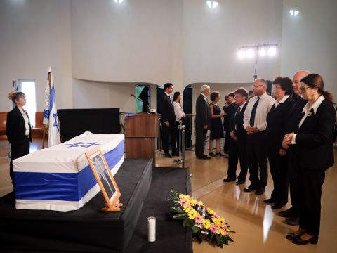 נשיאת ביה"מש העליון, השופטת אסתר חיות מול ארונו של שמגר [צילום: הדס פרוש/פלאש 90]