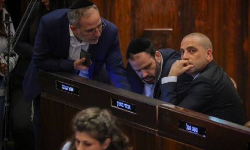 יו"ר הקואליציה אופיר כץ עם חברי הכנסת ינון אזולאי וארז מלול משס [צילום: נועם מושקוביץ/דוברות הכנסת]