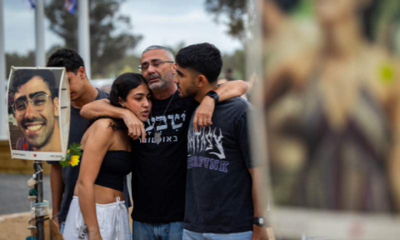 משפחות הנרצחים בשטח מסיבת הנובה [צילום: יונתן זינדל/פלאש 90]