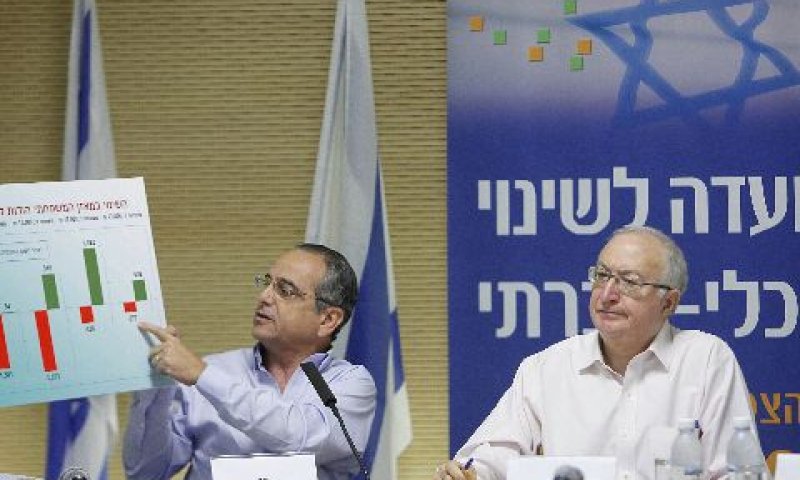 ברוש מציג את תוכנית לשכת התיאום בפני ועדת טרכטנברג, היום [צילום: פלאש 90]