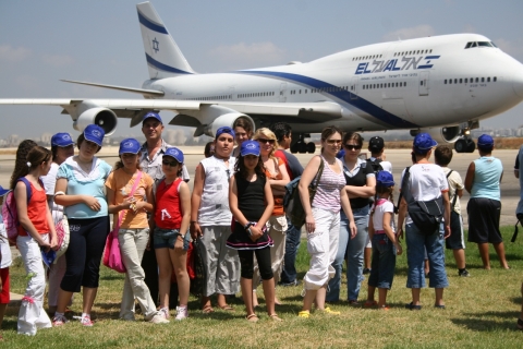 ילדי שדרות מסיירים בנתב"ג [צילום: יצחק אלהרר, סקופ 80]