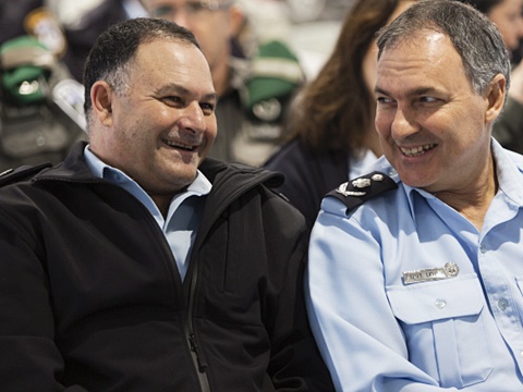 ניצב מור (משמאל) וחבר [צילום: פלאש 90]
