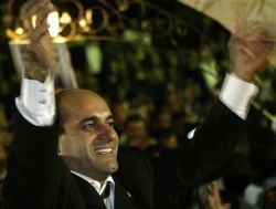 עזאם נישא על כתפי התומכים [צילום: AP]