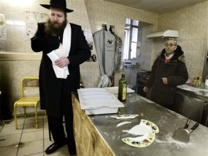 באי בית הכנסת נדהמים [צילום: AP]