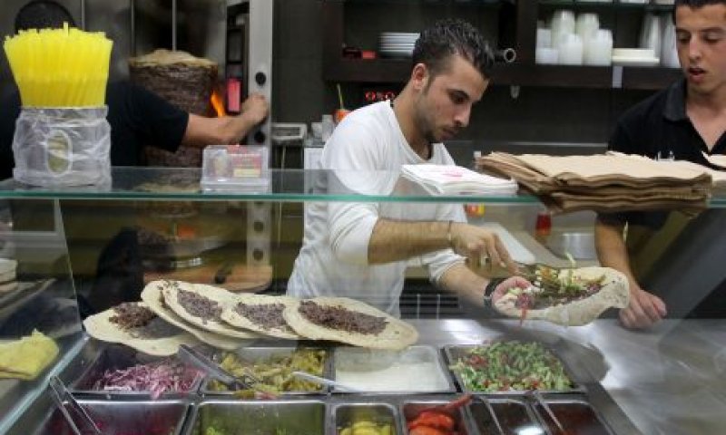 מיליונים בשווארמה [צילום אילוסטרציה: נתי שוחט, פלאש90]