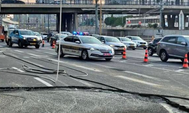 הבולען שנסתם בנתיבי איילון. התנועה חודשה [צילום: נתיבי איילון]