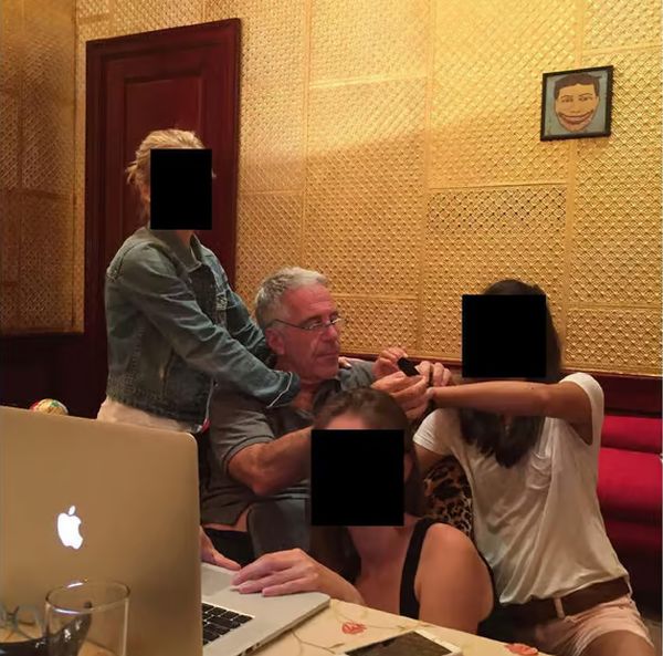 אפשטיין התרועע כידוע עם נערות צעירות, שאותן ניצל. פניהן הושחרו כדי להגן עליהן [ארכיון אפשטיין]