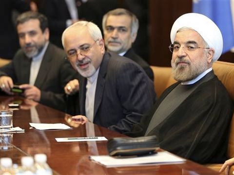 עם חברי המשלחת האירנית [צילום: AP]