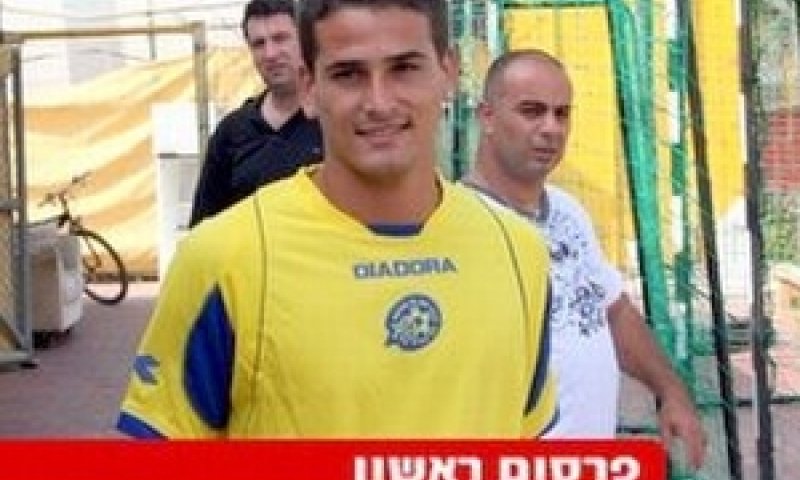בוזגלו עם חולצת מכבי ת"א. עכשיו זה רשמי [צילום: עדי בן-ברון]