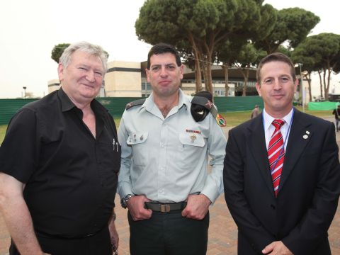 אריה אשד מנכ"ל איגוד המוסכים, תא"ל צביקה קראוס, קצין חימוש ראשי וד"ר משה בקר מומחה לבטיחות בדרכים [צילום: פביאן קולדרוף]