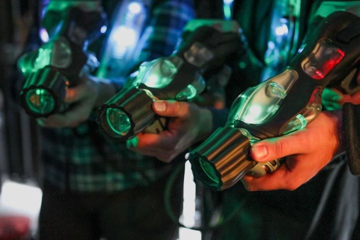 [צילום: Laserblast Laser Tag Equipment באתר PEXELS]