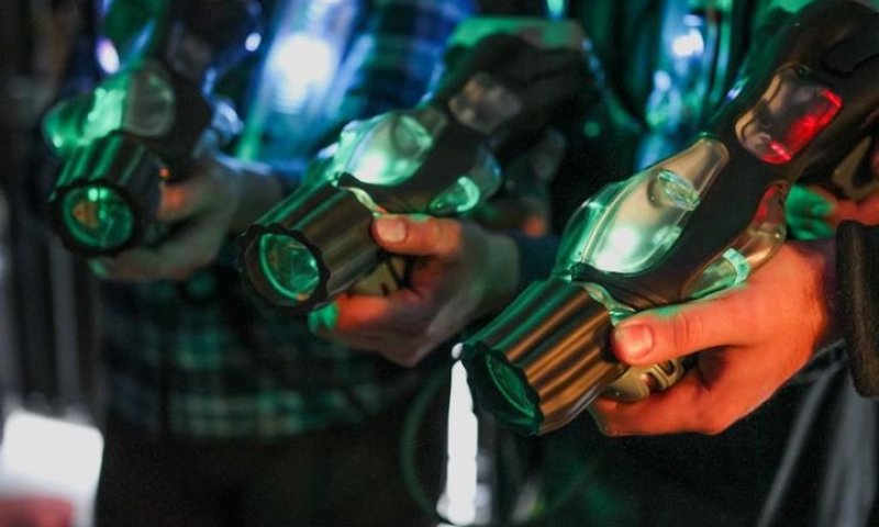 [צילום: Laserblast Laser Tag Equipment באתר PEXELS]