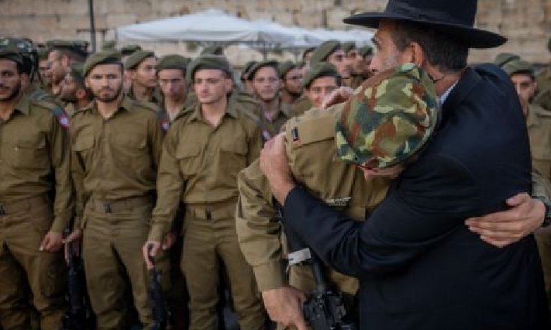 טקס השבעה בכותל היום של לוחמי גדוד נצח יהודה [צילום: חיים גולדברג/פלאש 90]