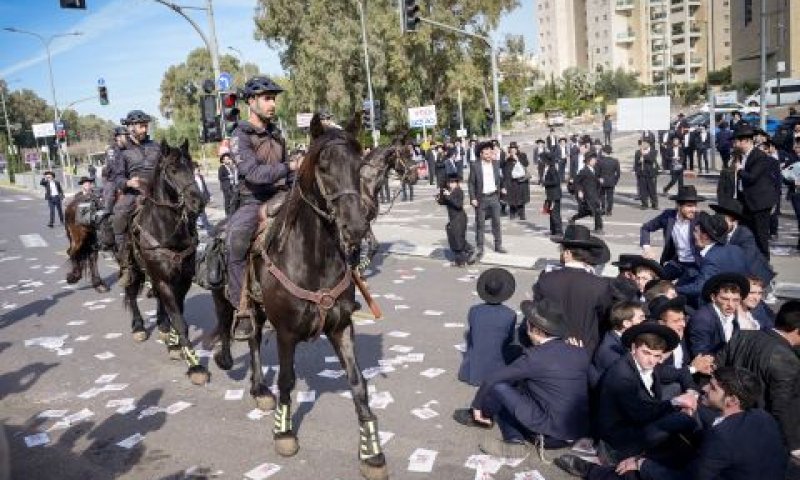 הפגנה מול בסיס תל השומר [צילום: אבשלום ששוני/פלאש 90]