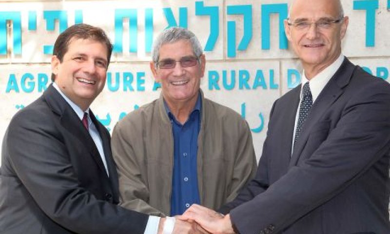 ראש משלחת האיחוד האירופי למדינת ישראל השגריר אנדרו סטנדלי, מנכ"ל משרד החקלאות, יוסי ישי ושגריר איטליה פרנצ'סקו מריה טאלו [צילום: גדעון מרקוביץ]