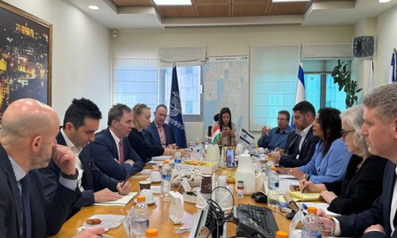 פגישת מנכ"ל וויז אייר בישראל [צילום: משרד התחבורה]