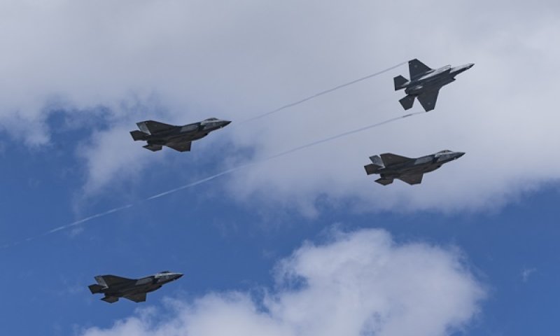 מטוסי חיל האוויר, הבוקר מעל הר הרצל בירושלים [צילום: חיים גולדברג, פלאש 90]