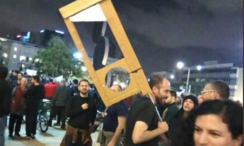 מיצג הקרטון של הגיליוטינה [צילום: ישי פרידמן]