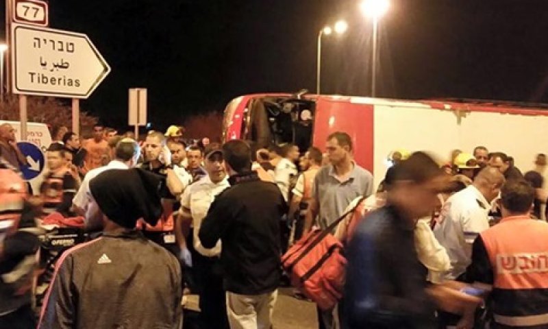 האוטובוס התהפך על צידו [צילום: קבוצת העיתונאים רוטרניק]