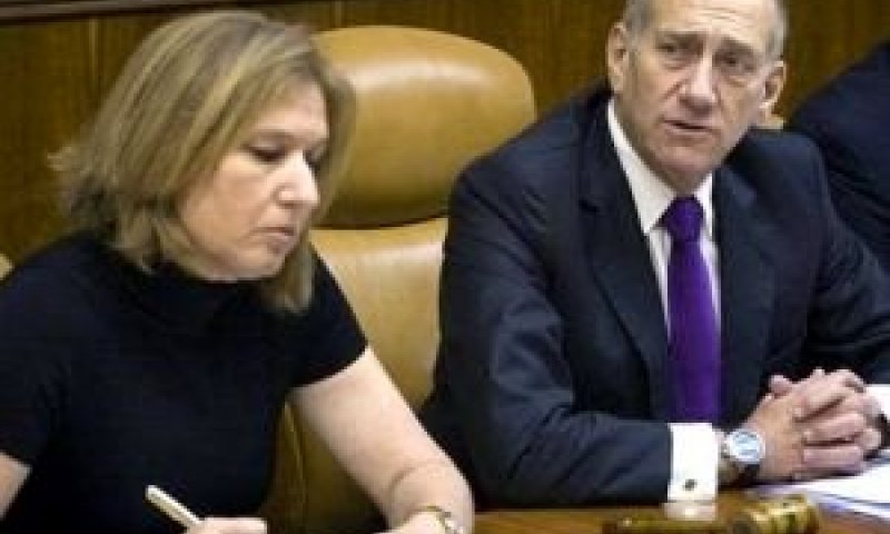 ציפי לבני לצד אולמרט בישיבת הממשלה היום [צילום: AP]