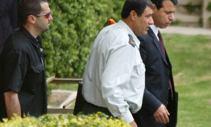 אלוף יוסף מישלב עם מוחמד דחלאן [צילום: AP]