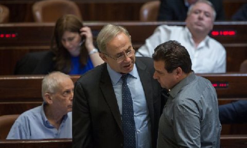 עודה ונתניהו בשיחה חטופה [צילום: הדס פרוש/פלאש 90]