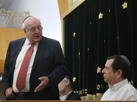השופט מלצר ואיתמר לוין בהשקת הספר החדש [צילום: איציק וולף]