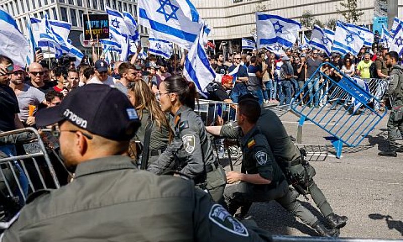 עמותים בין מפגינים למשטרה בתל אביב [צילום: אריק מרמור/פלאש 90]