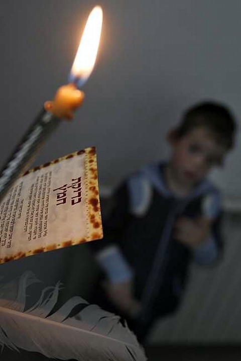 בדיקת חמץ מסורתית [צילום: פלאש 90]