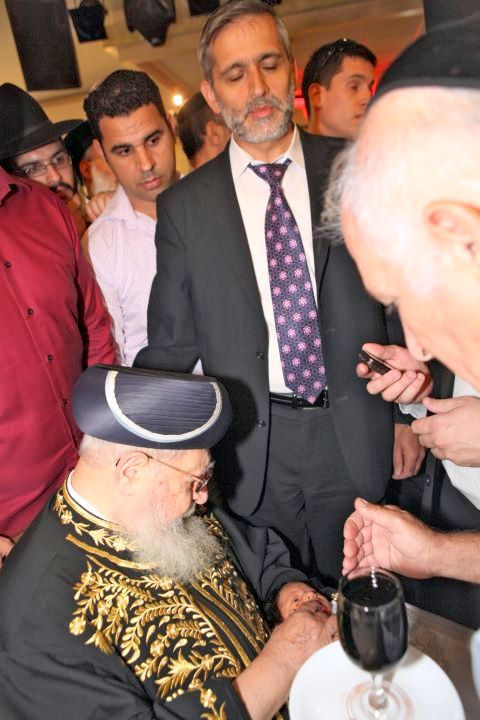 ישי בברית לצידו של הרב עובדיה יוסף [צילום: פלאש 90]