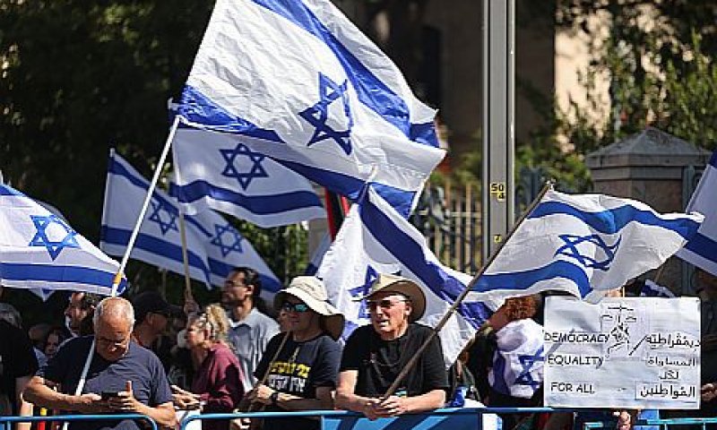 הפגנות מחוץ לבית הנשיא [צילום: יונתן זינדל/פלאש 90]
