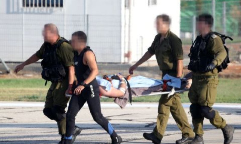 פינוי אנשי צוות המטוס [צילום: פלאש 90]