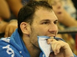 עידו קוז'יקרו אוכל את המגבת ואת הלב לאחר ההפסד