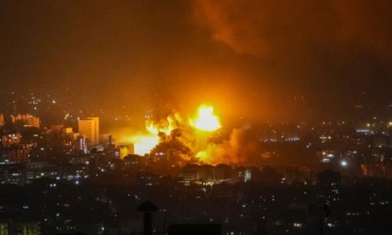 צה"ל תקף בפרברים הדרומיים של ביירות [צילום: AP/חסן עמר]