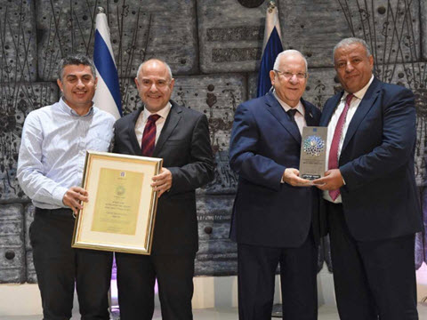 הנשיא ראובן ריבלין, ר' המועצה המקומית טורעאן עימאד דחלה, מנכ"ל משרד החינוך שמואל אבואב, מ' אגף חינוך טורעאן סאמי עדאווי.[צילום: מארק ניימן/ לע"מ]