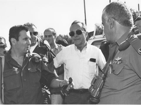משה ארנס, אהוד ברק במלחמת המפרץ [צילום: ארכיון צה"ל במשרד הביטחון]