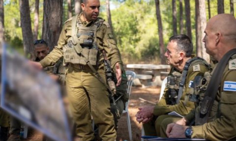 הרמטכ"ל ומפקד פצ"ן [צילום: דובר צה''ל]