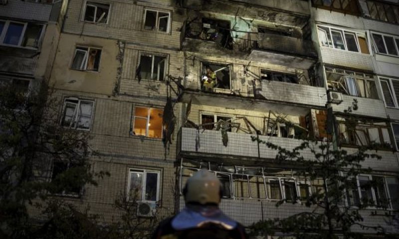 רקטות שנורו מצד צבא רוסיה כוונו ופגעו בבנייני מגורים בקייב [צילום: AP/Alex Babenko]