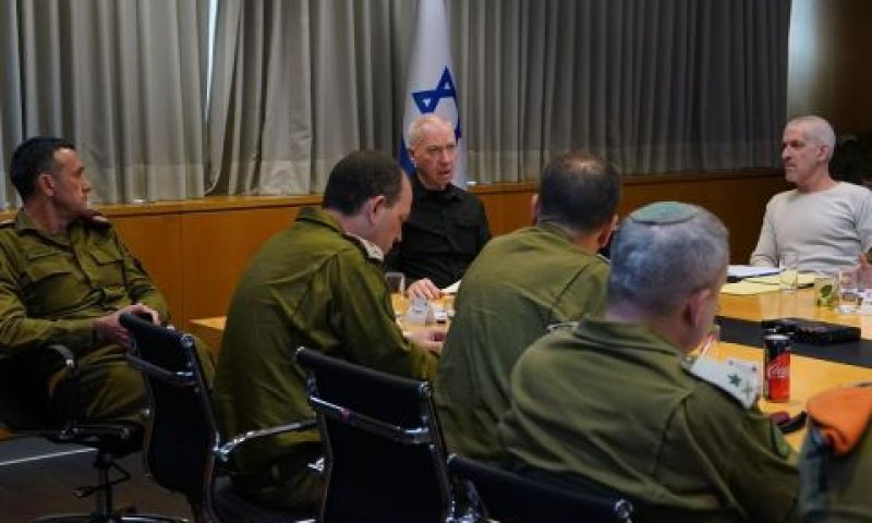 גלנט בהערכת מצב [צילום: אריאל חרמוני]