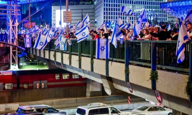מפגינים הבעירו מדורות על נתיב הנסיעה [צילום: אבשלום ששוני, פלאש 90]