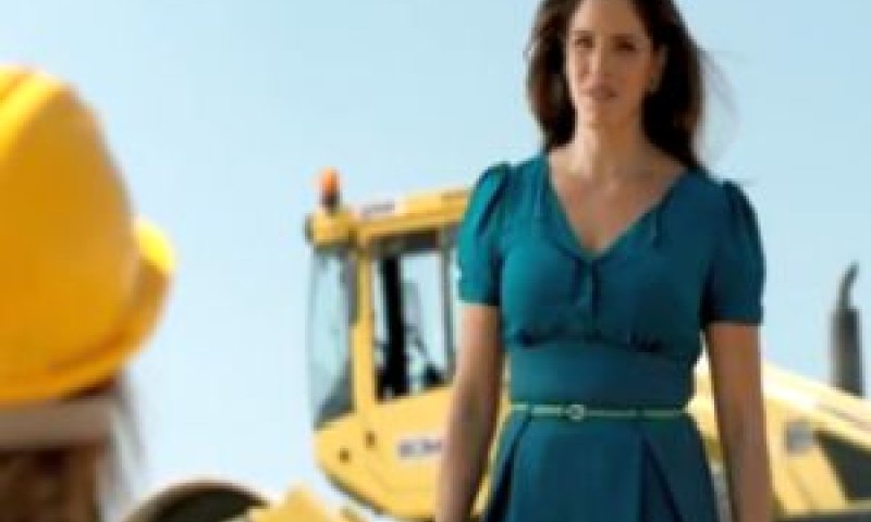 נועה תשבי בפרסומת למשרד התיירות. מסר פסול ומיושן [צילום: יוטיוב]