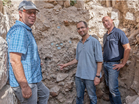 מימין לשמאל- ד"ר יפתח שלו, יואב וקנין ופרופ' יובל גדות [צילום: שי הלוי, באדיבות רשות העתיקות]