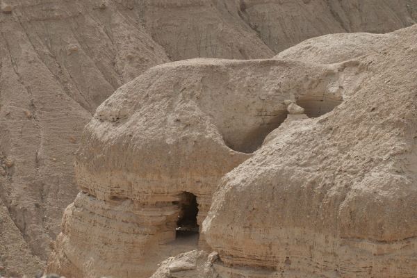 איסוף נתונים כימיים [צילום: שי הלוי, רשות העתיקות]