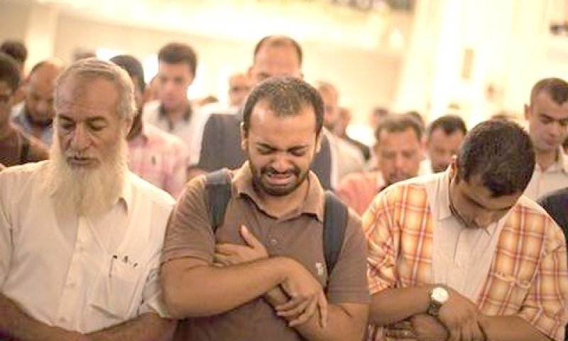 האחים המוסלמים מתאבלים על המתים [צילום: AP]